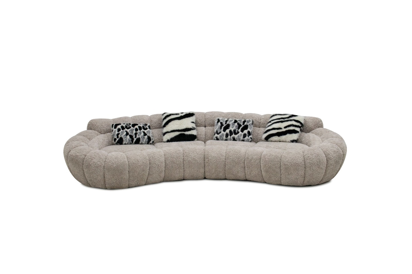 Canapé design organique en tissu bouclé beige avec formes arrondies et assise profonde pour salon moderne.