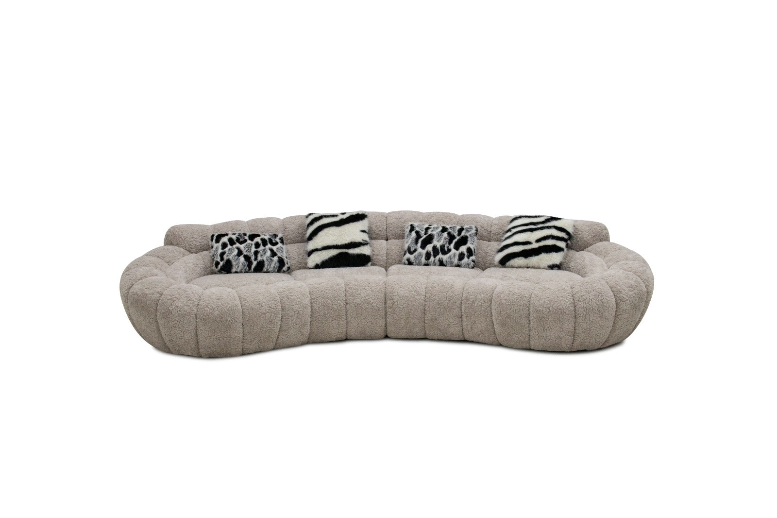 Canapé design organique en tissu bouclé beige avec formes arrondies et assise profonde pour salon moderne.