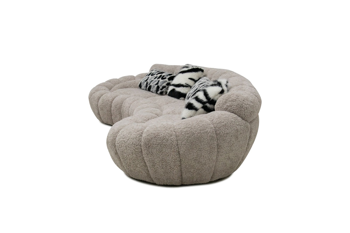 Canapé design organique en tissu bouclé beige avec formes arrondies et assise profonde pour salon moderne.