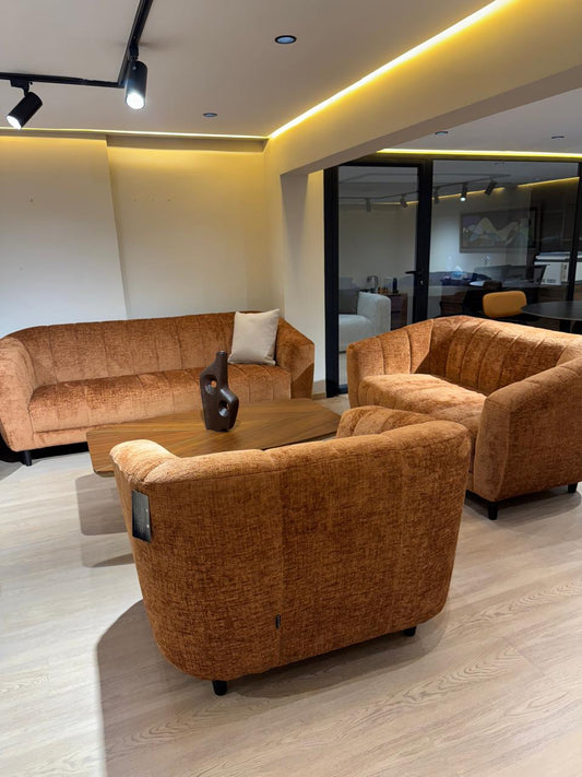 Salon moderne en tissu texturé , composé de deux canapés et d’un fauteuil aux formes arrondies, offrant un design contemporain et un confort élégant.