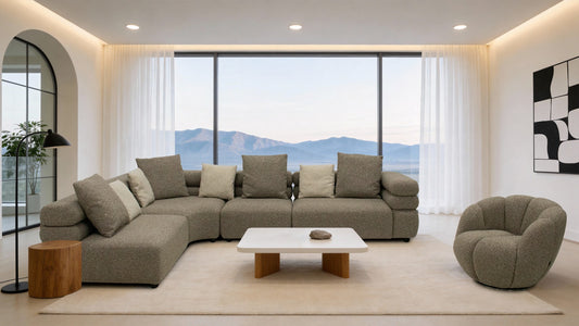 Canapé modulable beige en tissu texturé, avec assises profondes et coussins moelleux, dans un salon moderne et élégant