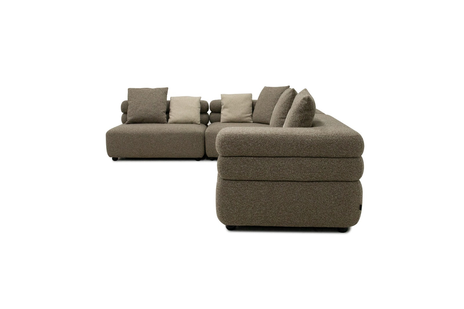 Canapé modulable beige en tissu texturé, avec assises profondes et coussins moelleux, dans un salon moderne et élégant