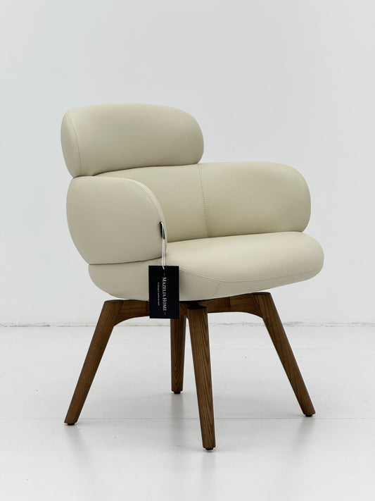 Chaise design en vrai cuir avec accoudoirs rembourrés et pieds en bois massif, idéale pour une salle à manger ou un bureau contemporain
