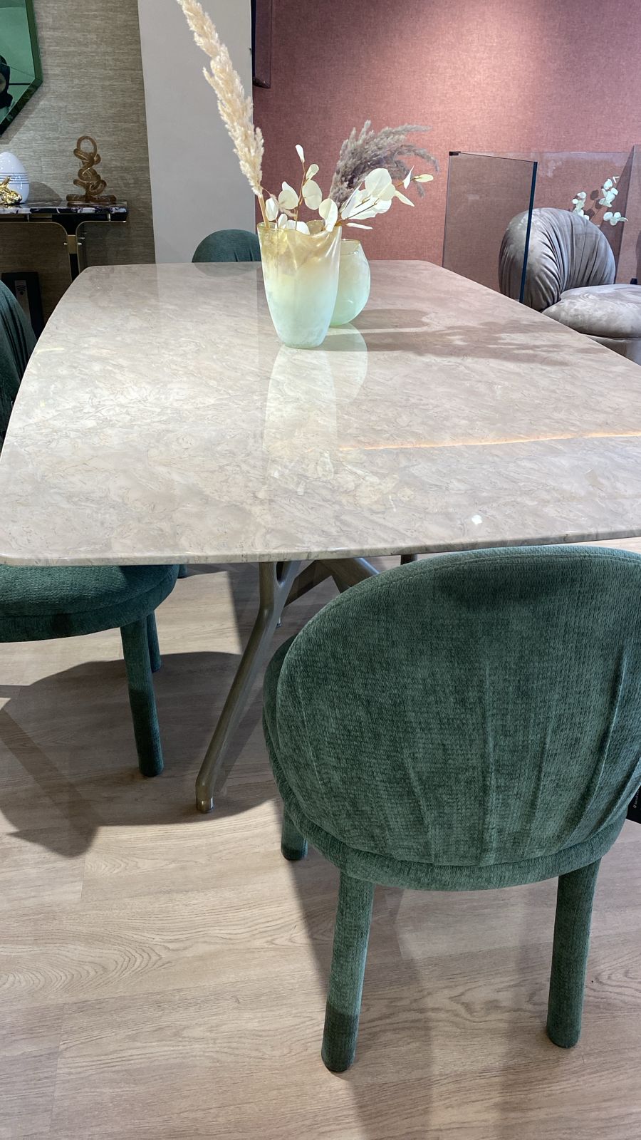 Table à manger moderne avec plateau en marbre clair et pieds design croisés,
