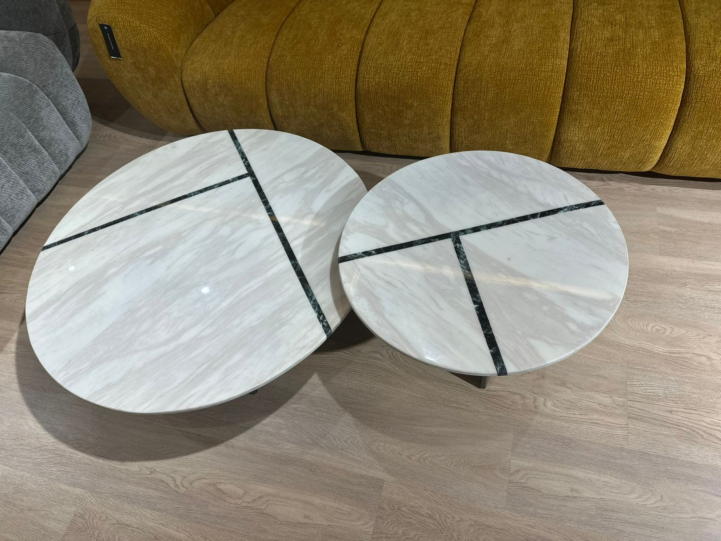 tables basses modernes en marbre avec lignes décoratives vertes