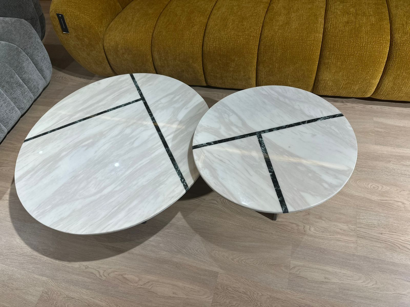 tables basses modernes en marbre avec lignes décoratives vertes