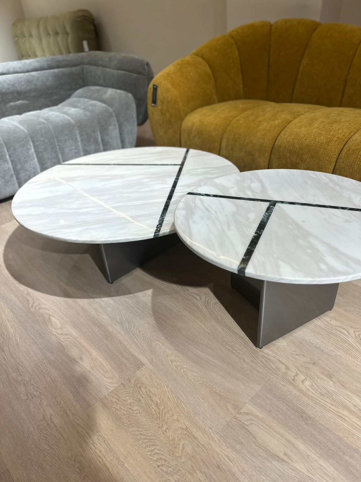 tables basses modernes en marbre avec lignes décoratives vertes