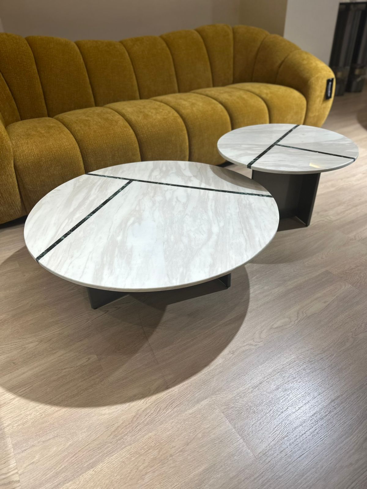 tables basses modernes en marbre avec lignes décoratives vertes 