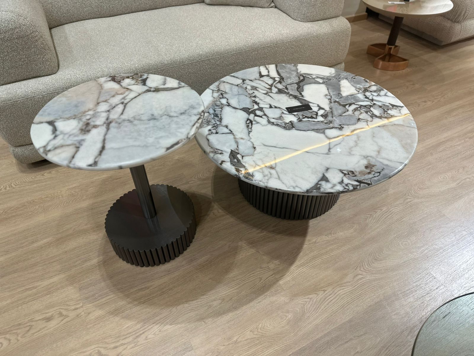 Tables basses modernes en marbre et métal Traité , élégantes et pratiques pour un salon contemporain.