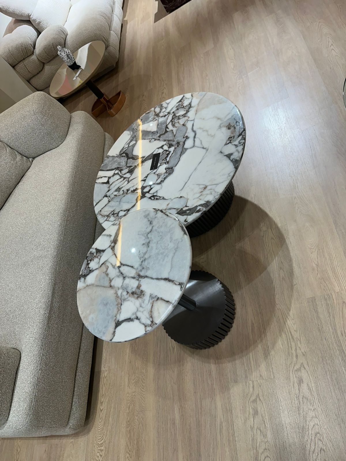 Tables basses modernes en marbre et métal Traité , élégantes et pratiques pour un salon contemporain.