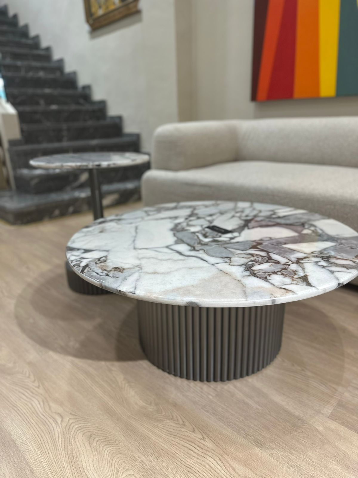 Tables basses modernes en marbre et métal Traité , élégantes et pratiques pour un salon contemporain.