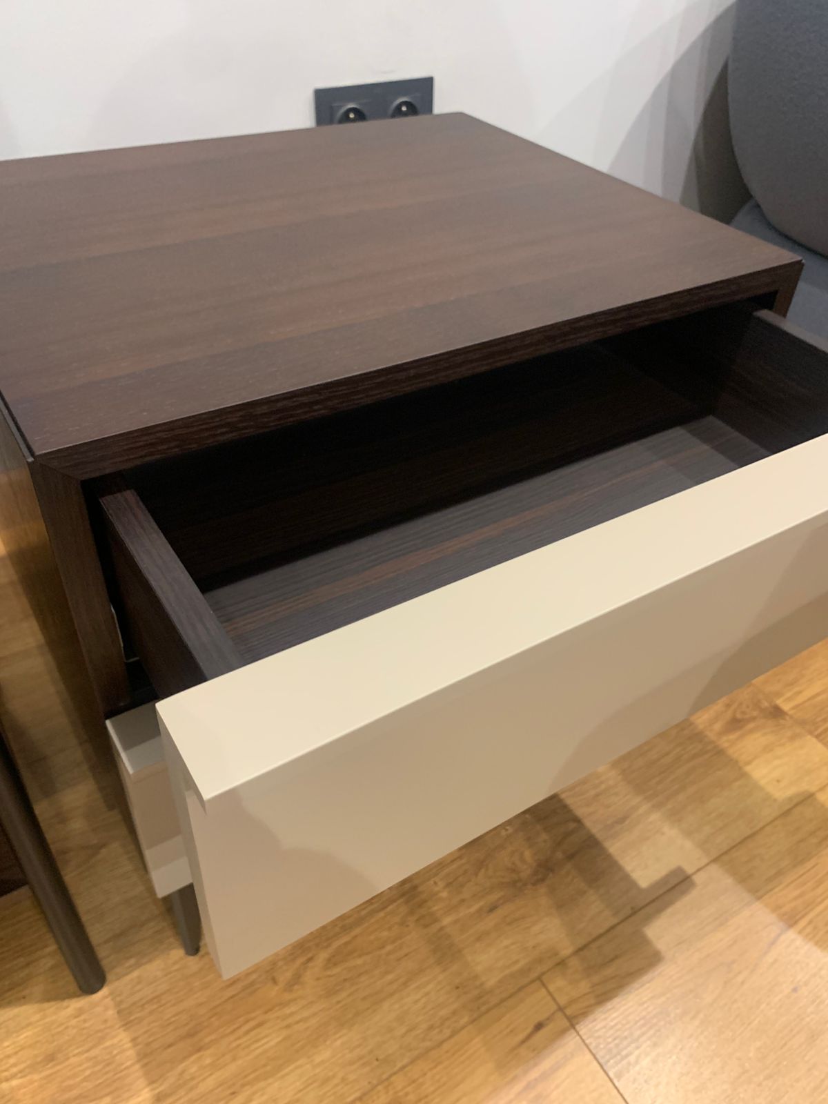 « Table de chevet moderne à deux tiroirs, finition claire avec plateau foncé et pieds inclinés