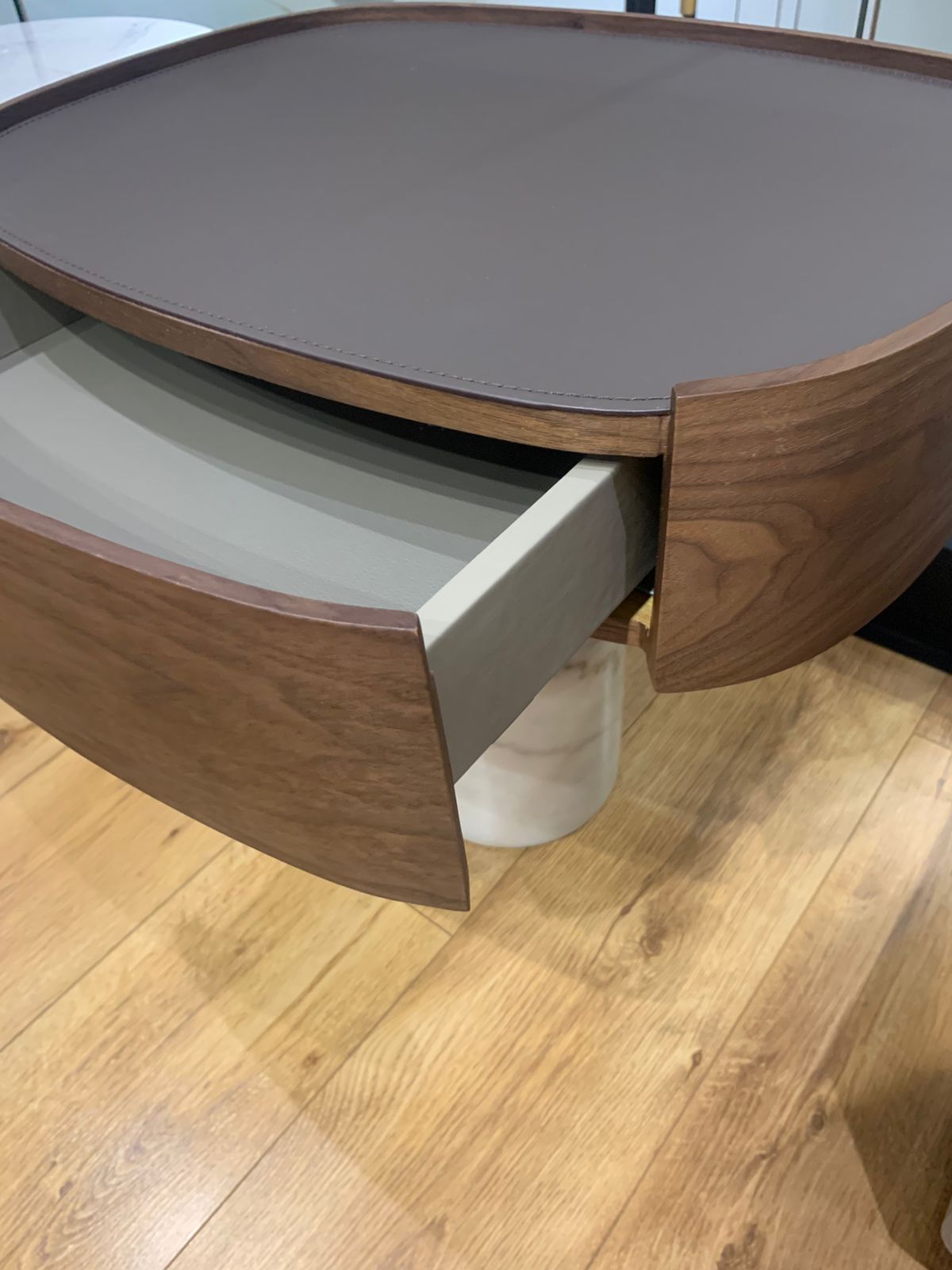  Table de chevet design en bois avec plateau arrondi et pied cylindrique effet marbre 