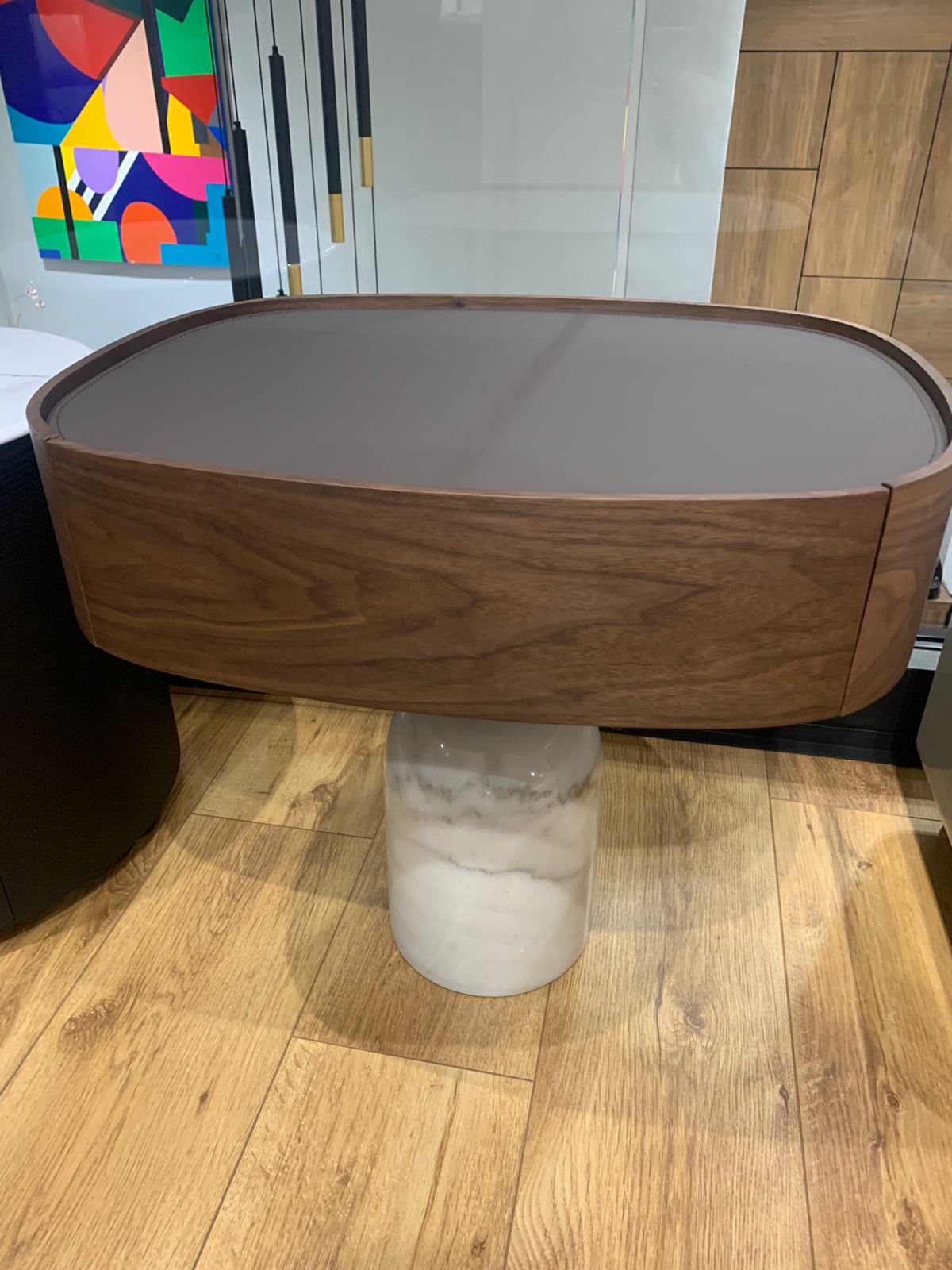 Table de chevet design en bois avec plateau arrondi et pied cylindrique effet marbre 