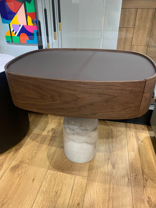 Table de chevet design en bois avec plateau arrondi et pied cylindrique effet marbre 