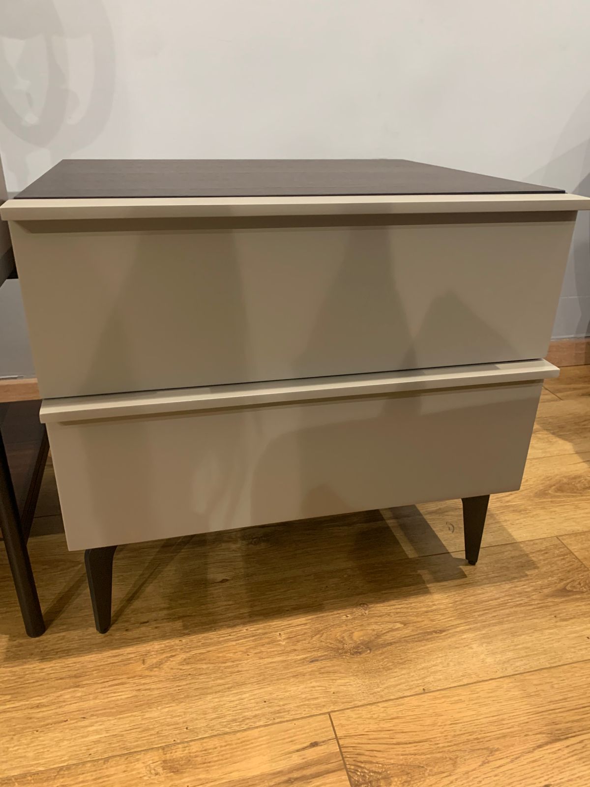 Table de chevet moderne à deux tiroirs, finition claire avec plateau foncé et pieds inclinés