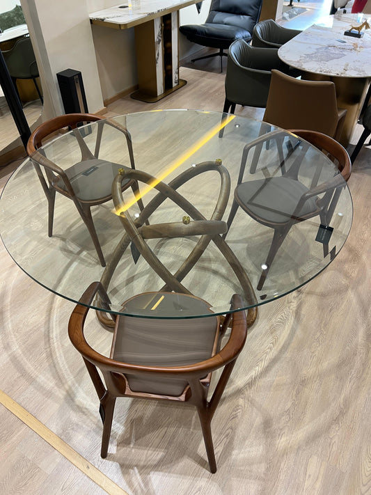 Table ronde design avec base en bois entrelacé et plateau en verre