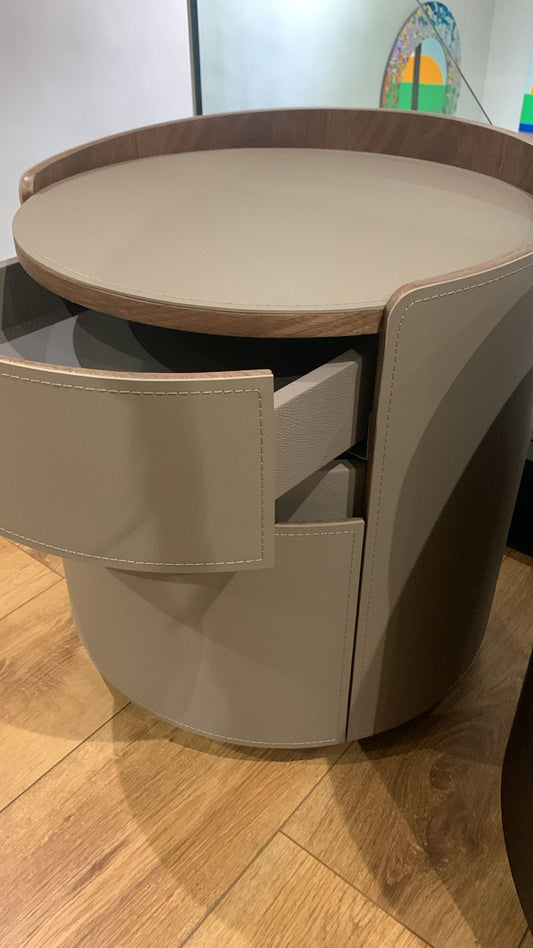 Table de chevet ronde à deux niveaux, finition lisse avec plateau bordé de bois