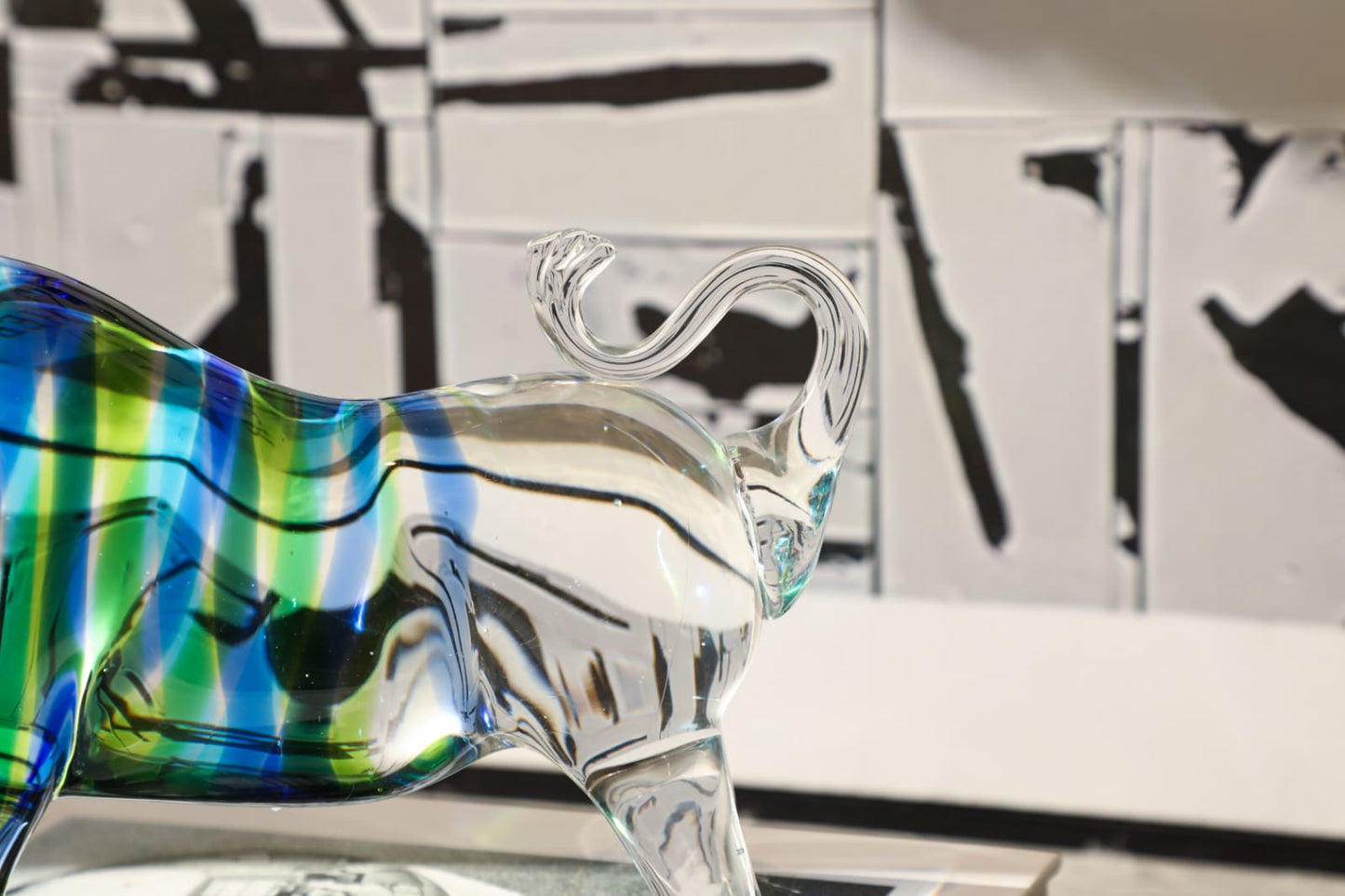 Sculpture taureau en verre soufflé bleu et vert sur base effet marbre noir, décoration moderne élégante