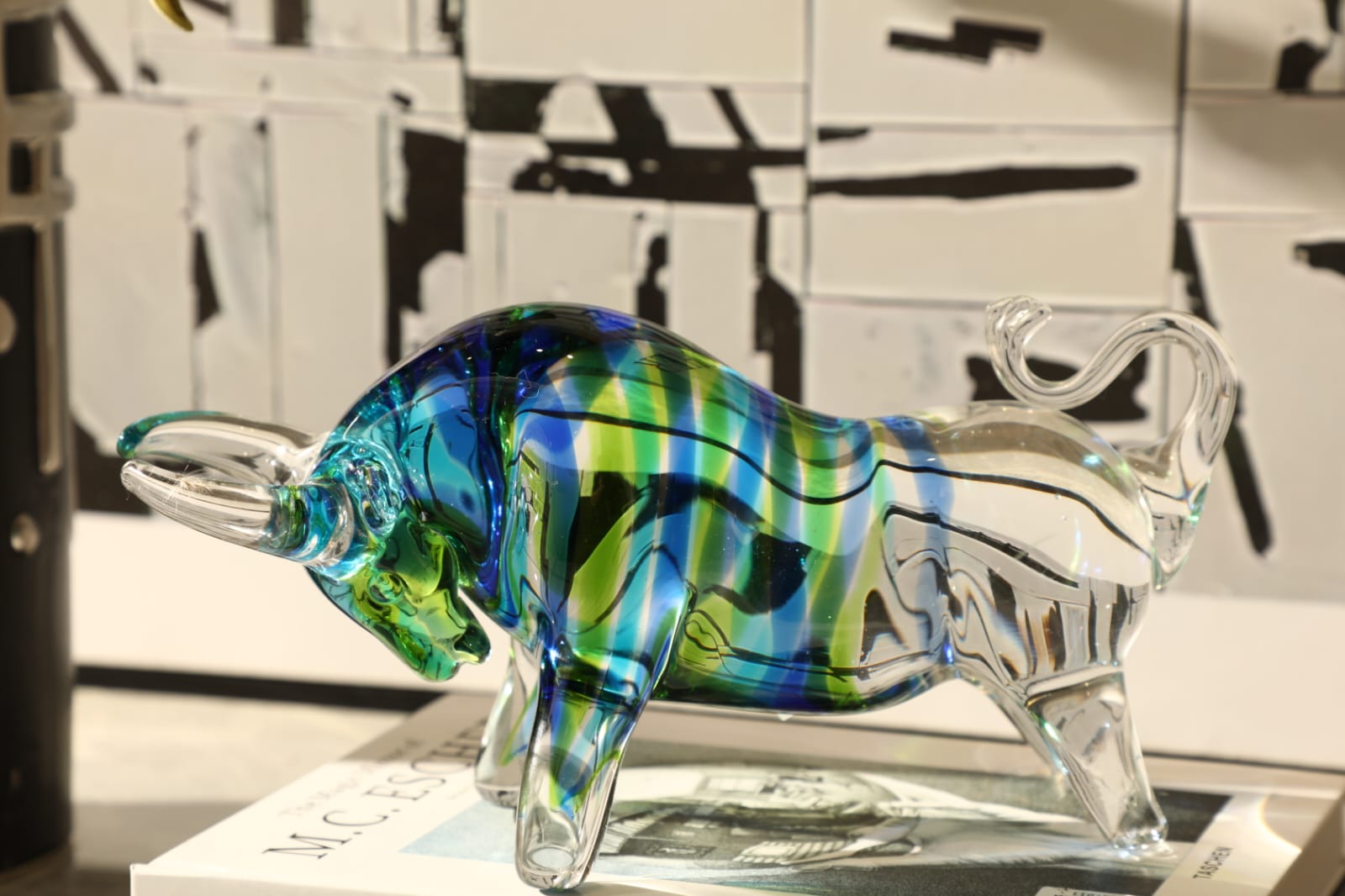 Sculpture taureau en verre soufflé bleu et vert sur base effet marbre noir, décoration moderne élégante