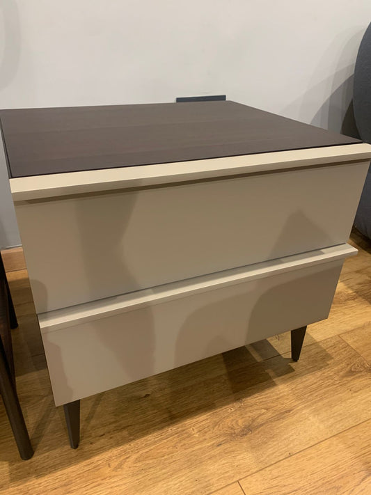 Table de chevet moderne à deux tiroirs, finition claire avec plateau foncé et pieds inclinés