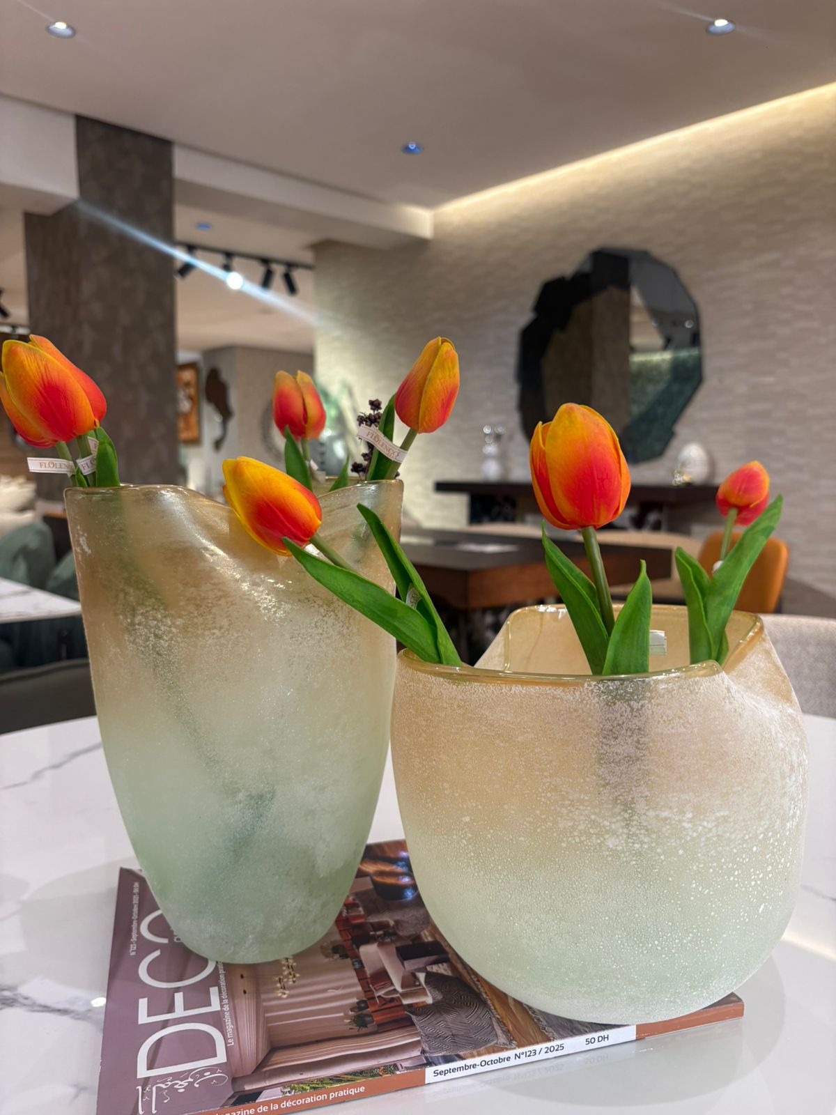 Découvrez ce vase en verre au dégradé vert et doré, parfait pour une décoration moderne et élégante. Idéal pour sublimer votre intérieur.