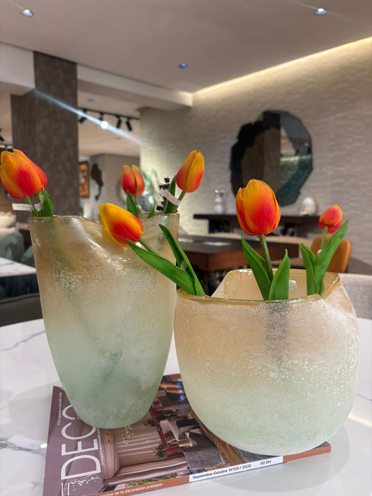 Découvrez ce vase en verre au dégradé vert et doré, parfait pour une décoration moderne et élégante. Idéal pour sublimer votre intérieur.