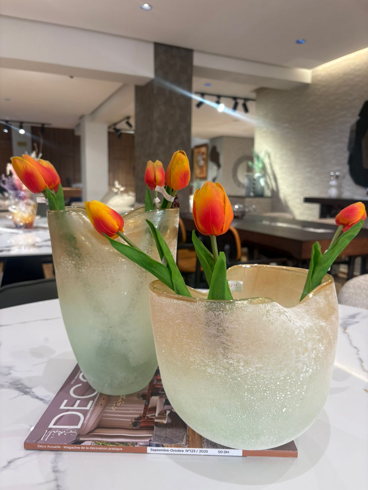 Découvrez ce vase en verre au dégradé vert et doré, parfait pour une décoration moderne et élégante. Idéal pour sublimer votre intérieur.