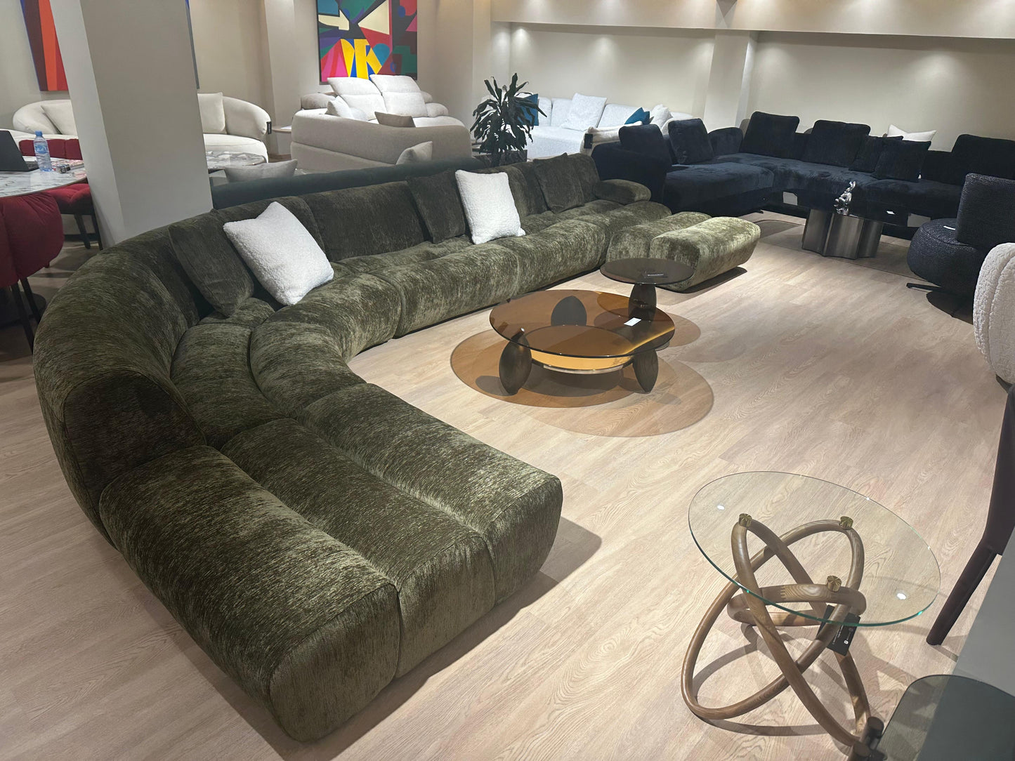 Canapé arrondi en forme de U, modulable, en tissu premium, design moderne et confortable.