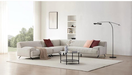 Canapé d’angle moderne avec assise spacieuse et coussins confortables dans un salon contemporain.