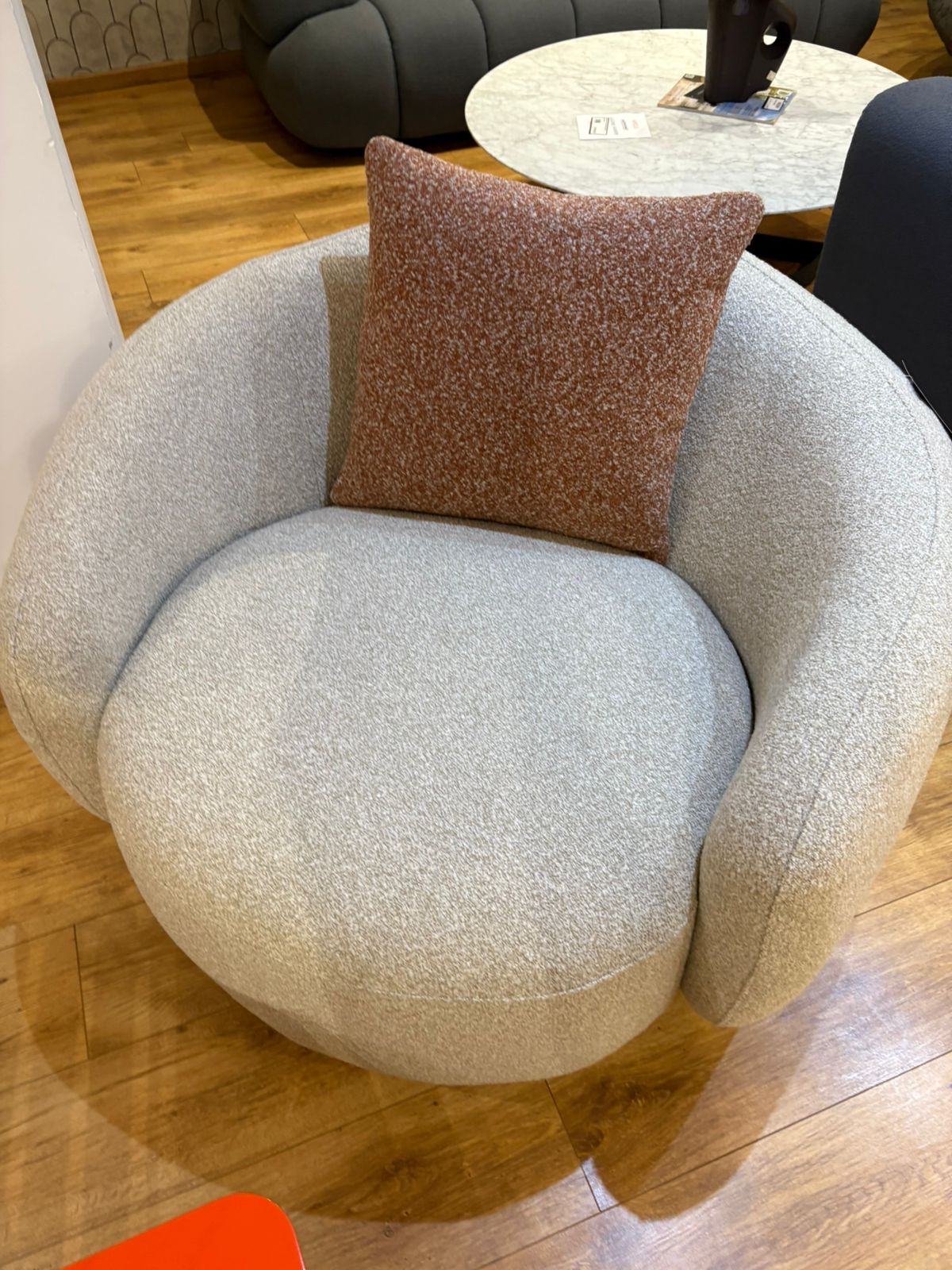 Bergère moderne en tissu beige avec assise arrondie , design confortable et élégant pour salon contemporain.