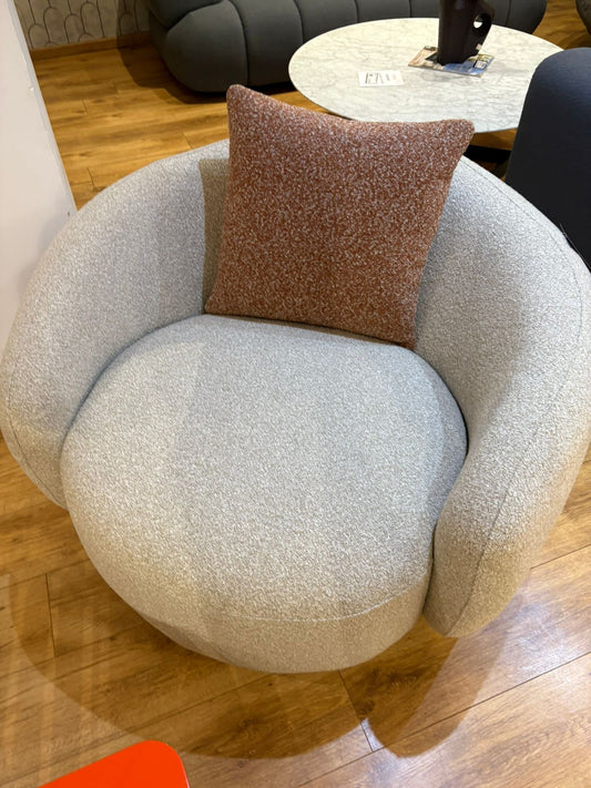 Bergère moderne en tissu beige avec assise arrondie , design confortable et élégant pour salon contemporain.