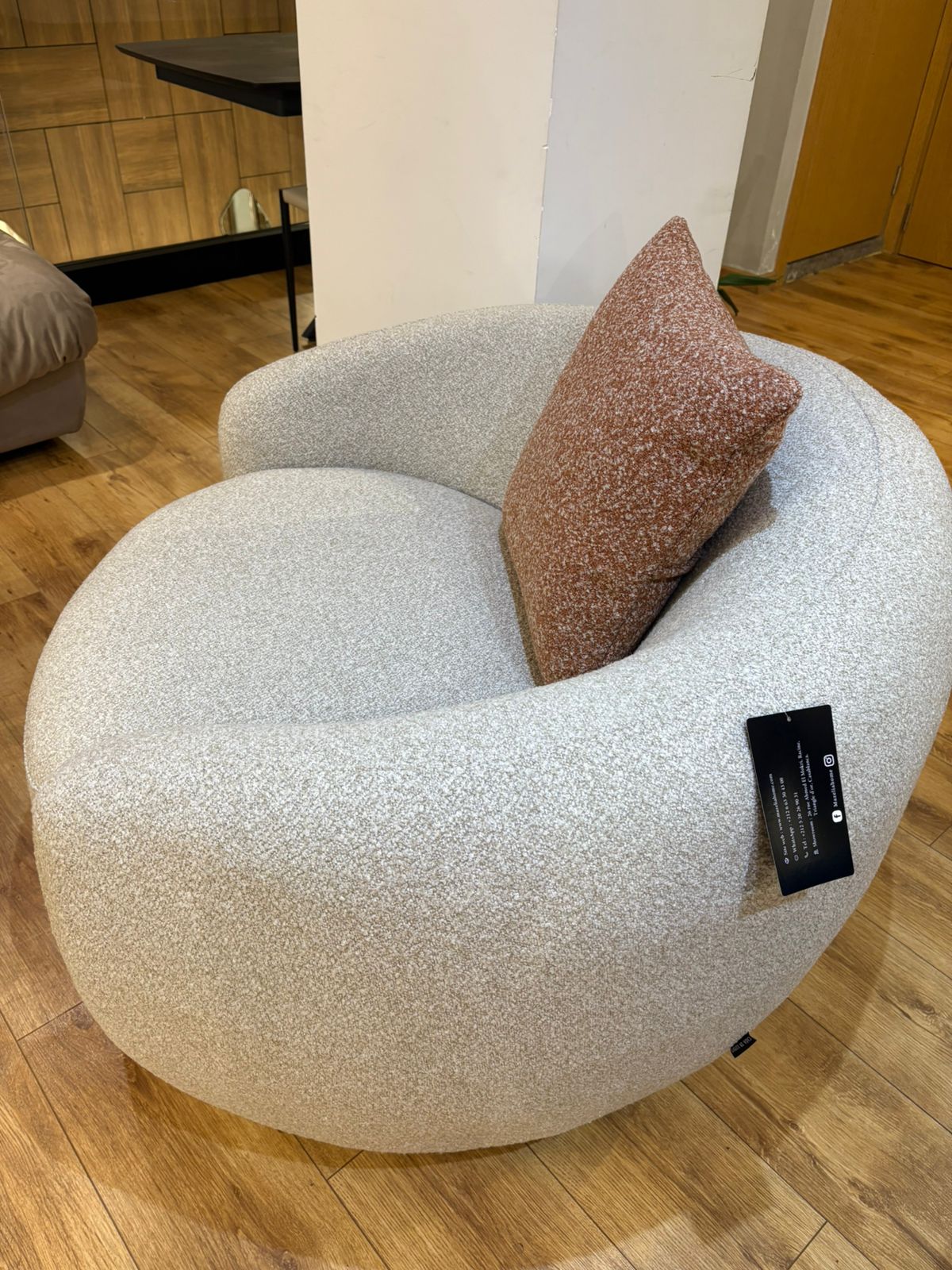 Bergère moderne en tissu beige avec assise arrondie , design confortable et élégant pour salon contemporain.