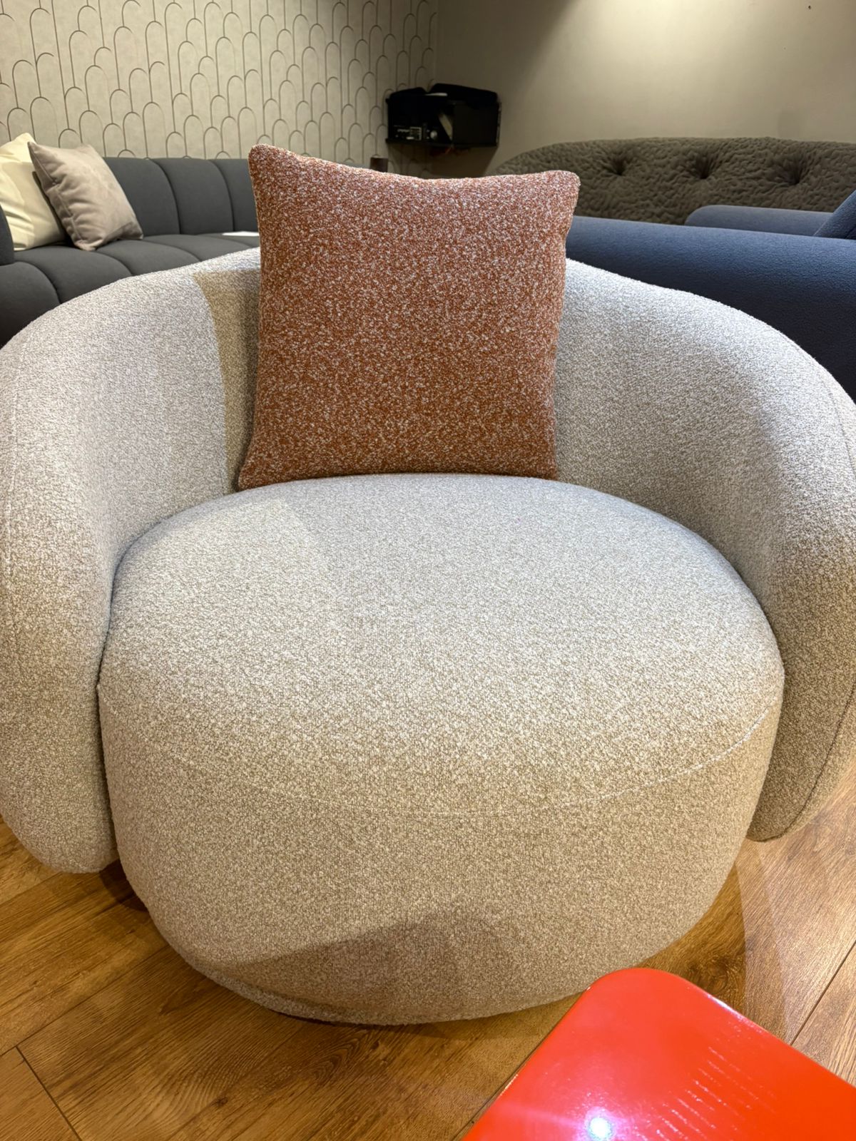 Bergère moderne en tissu beige avec assise arrondie , design confortable et élégant pour salon contemporain.