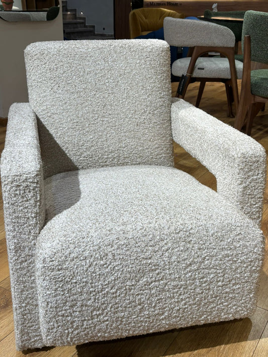 Bergère moderne avec accoudoirs larges et assise confortable, fauteuil design pour salon contemporain