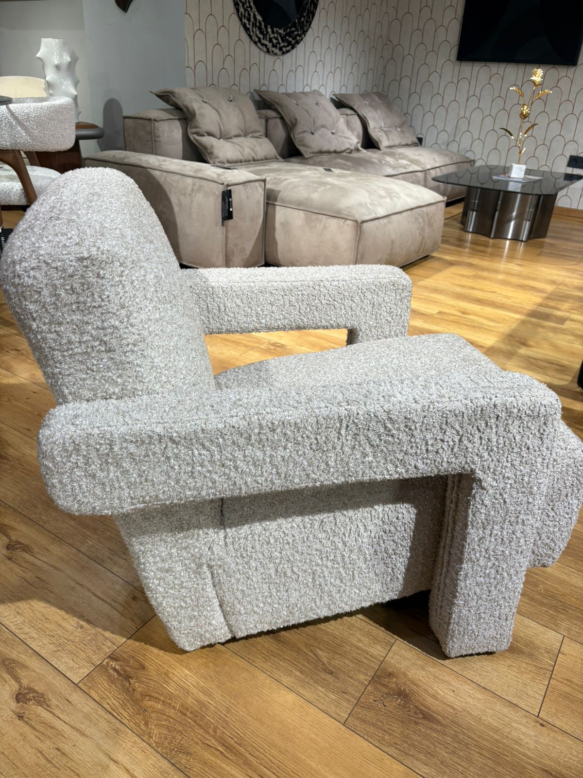 Bergère moderne avec accoudoirs larges et assise confortable, fauteuil design pour salon contemporain