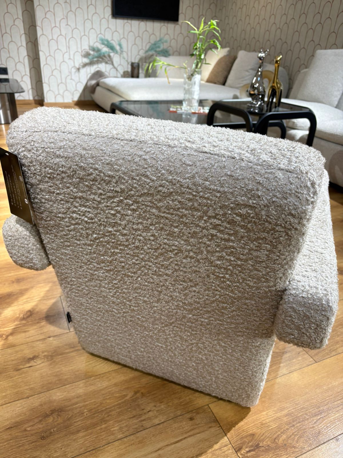 Bergère moderne avec accoudoirs larges et assise confortable, fauteuil design pour salon contemporain