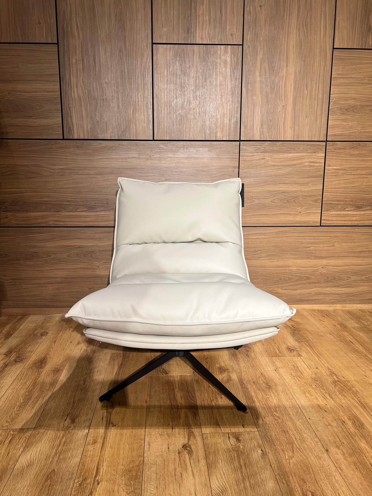 Bergère moderne  en similicuir avec structure métallique élégante pour salon contemporain.