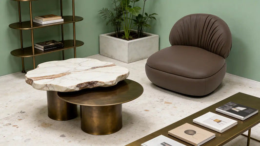 Fauteuil bergère au design arrondi en cuir , avec un dossier plissé.