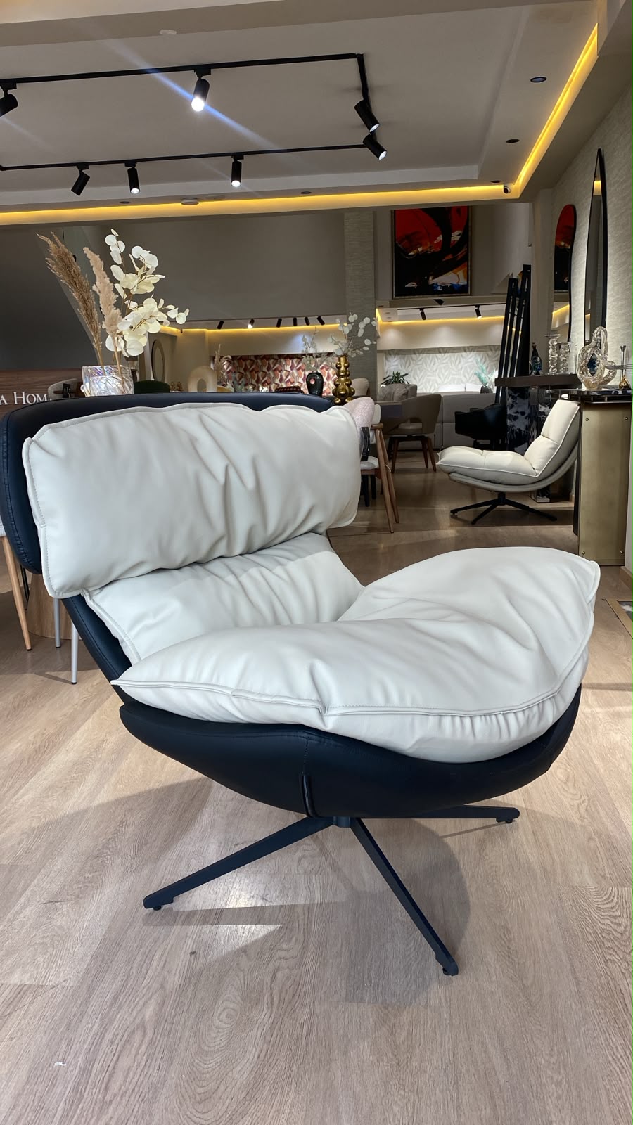 Bergère contemporaine pivotante avec assise et dossier moelleux, idéale pour un salon moderne.