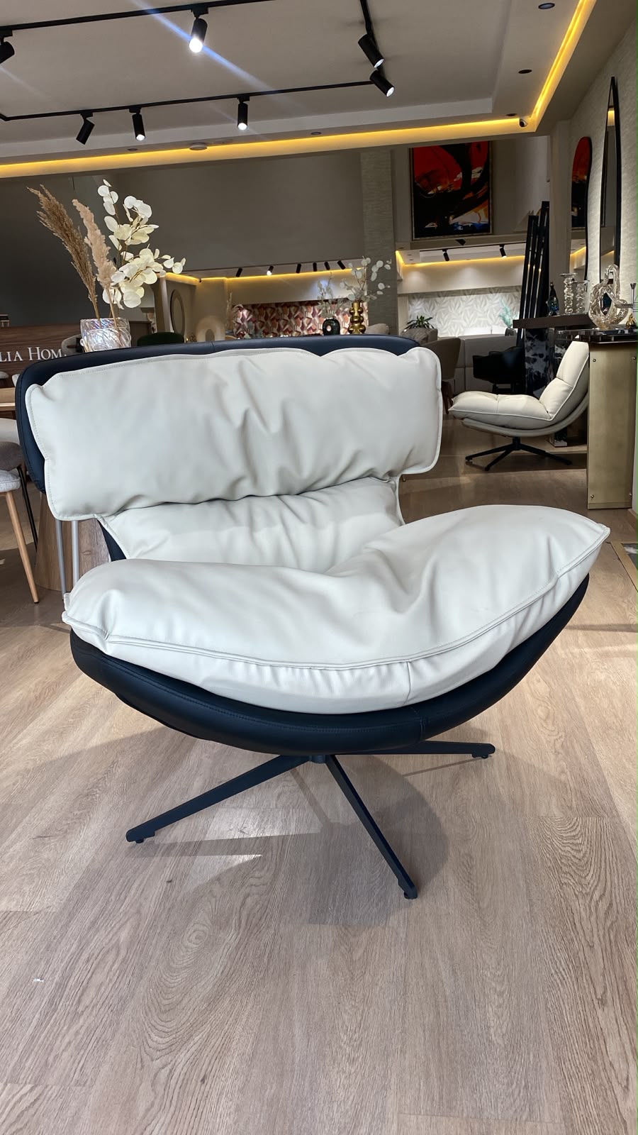 Bergère contemporaine pivotante avec assise et dossier moelleux, idéale pour un salon moderne.