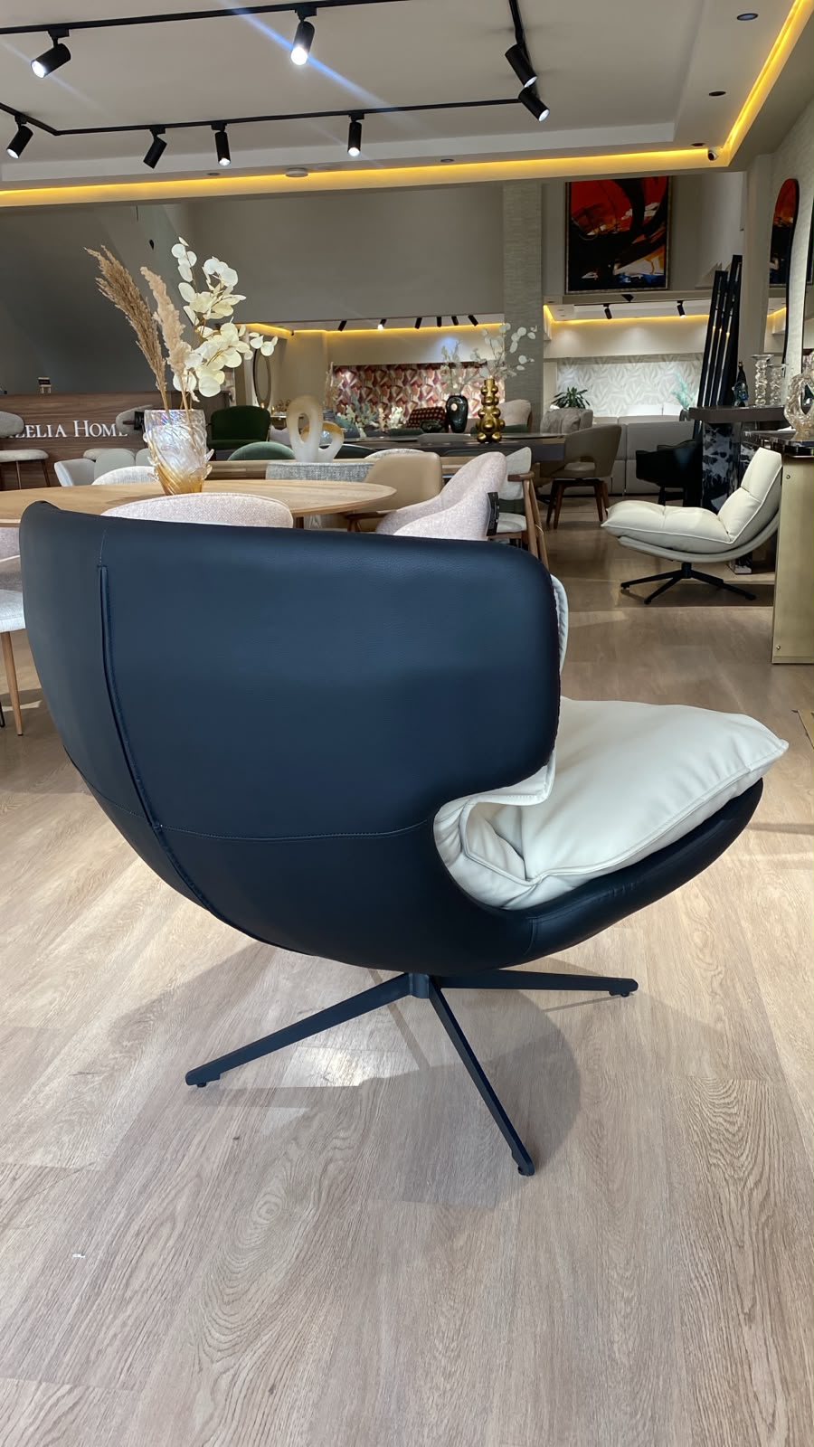 Bergère contemporaine pivotante avec assise et dossier moelleux, idéale pour un salon moderne.