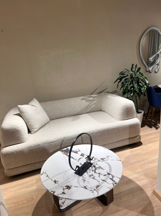 Canapé design moderne en tissu bouclé beige, aux formes arrondies et minimalistes