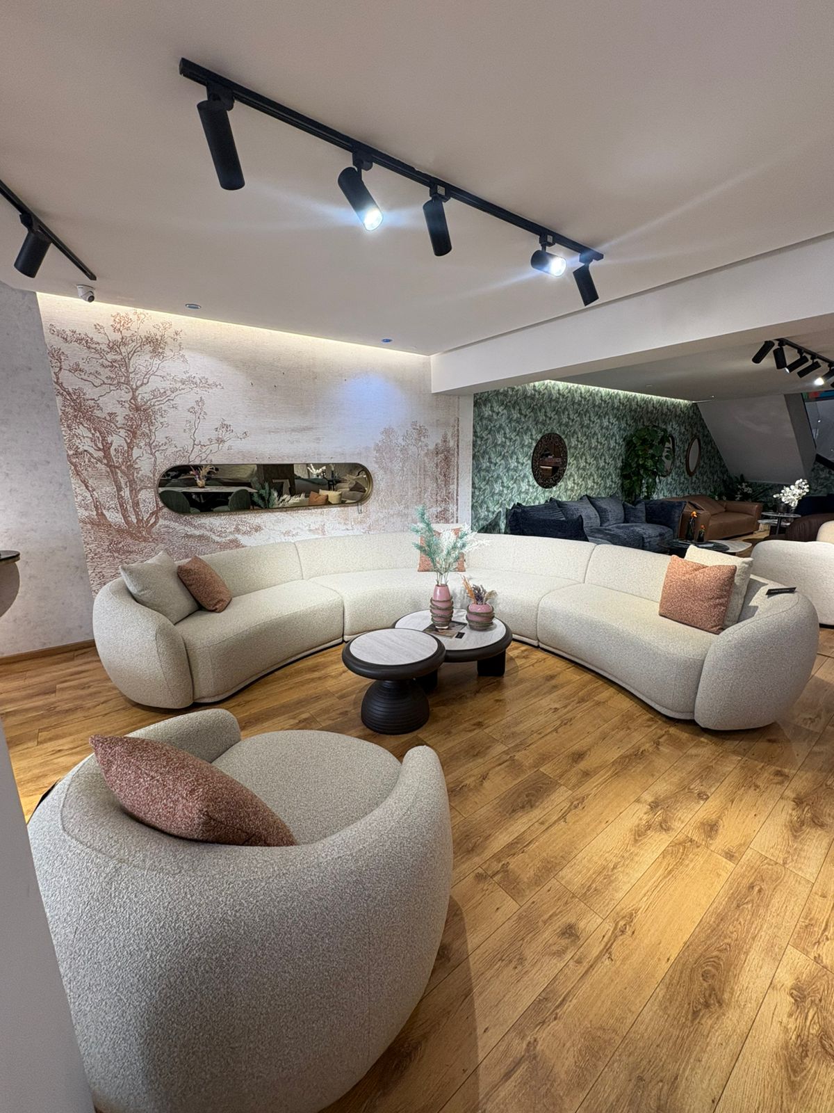 Canapé moderne courbé modulable en tissu beige avec coussins décoratifs dans un salon contemporain