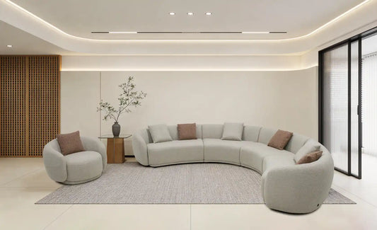 Canapé moderne courbé modulable en tissu beige avec coussins décoratifs dans un salon contemporain