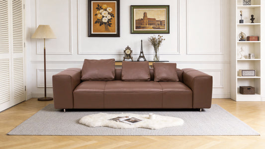 Canapé moderne 100 % cuir marron avec coussins confortables, dans un salon élégant