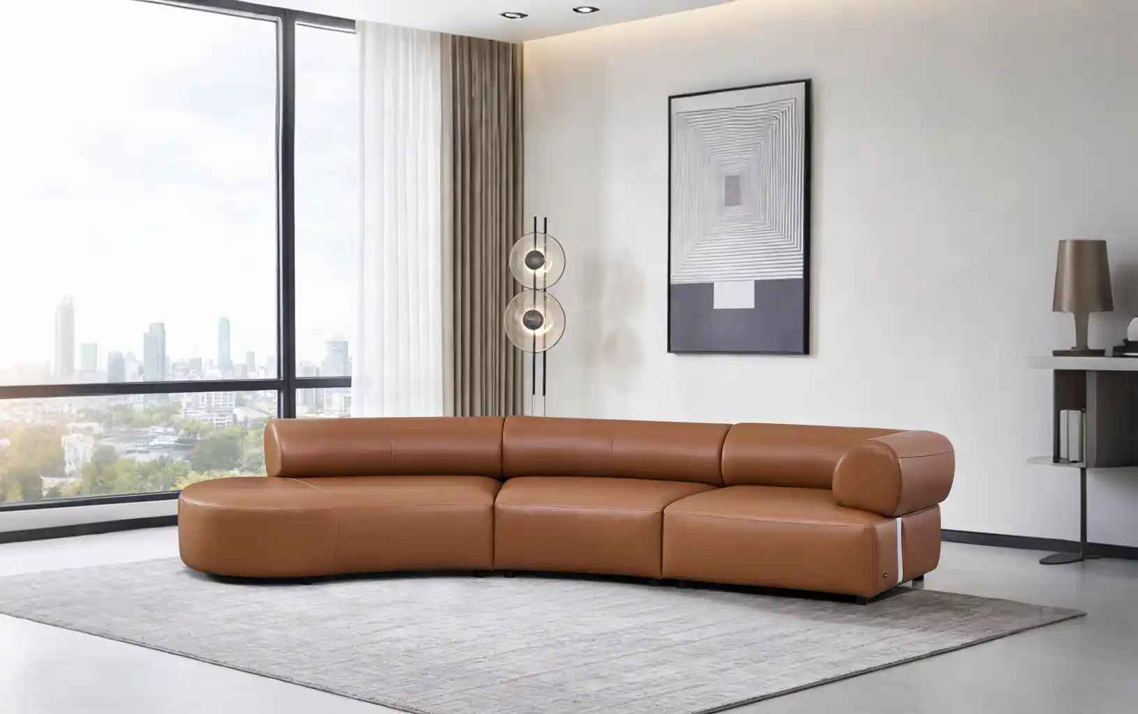 Canapé moderne en cuir marron 100 %, design arrondi et élégant,  dans un salon contemporain lumineux .