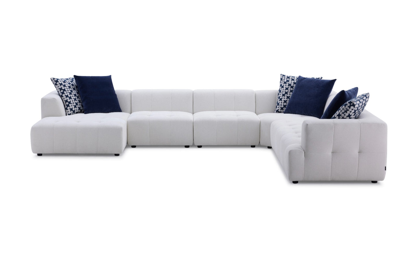 Canapé panoramique moderne blanc avec coussins bleus décoratifs pour salon contemporain.