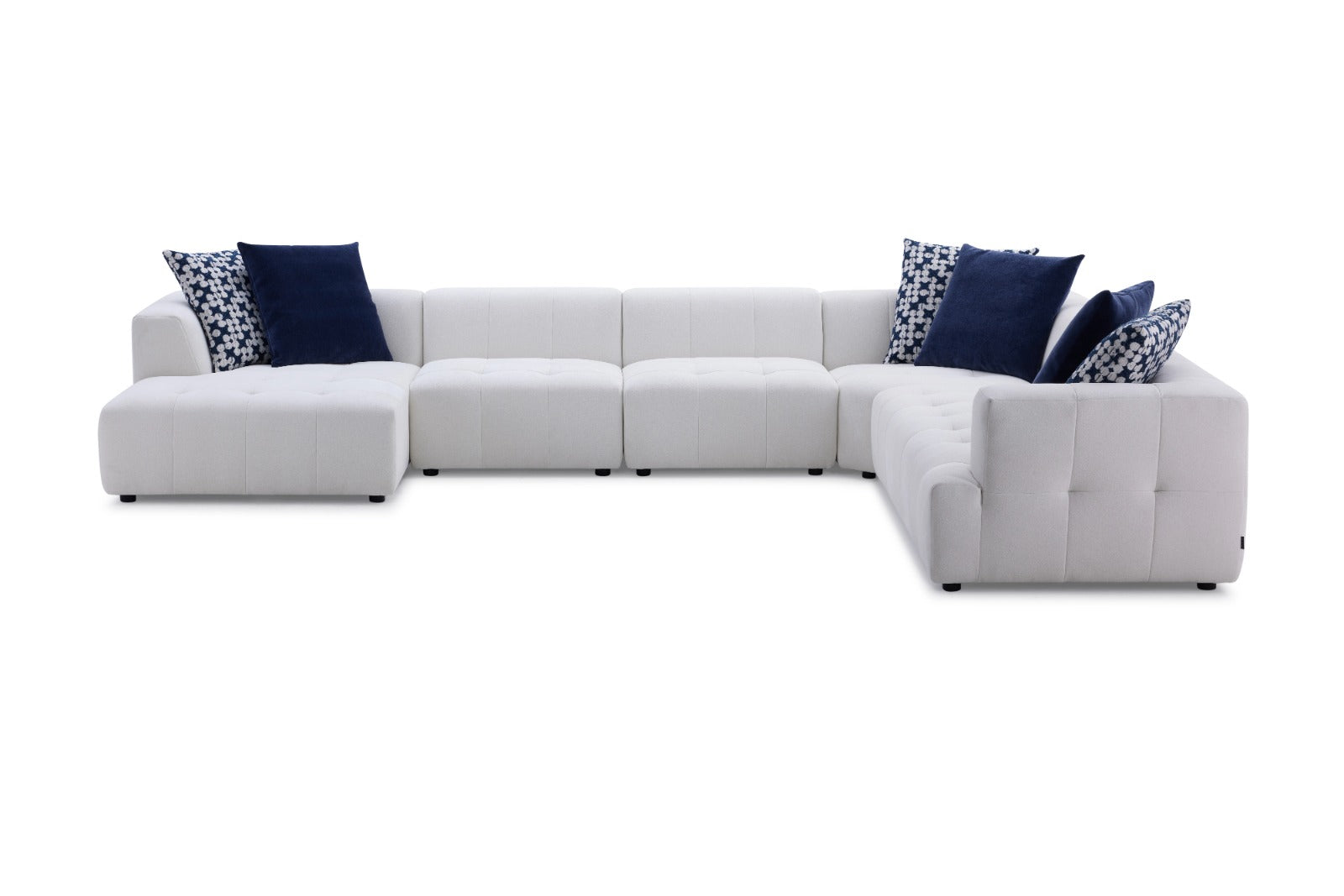 Canapé panoramique moderne blanc avec coussins bleus décoratifs pour salon contemporain.
