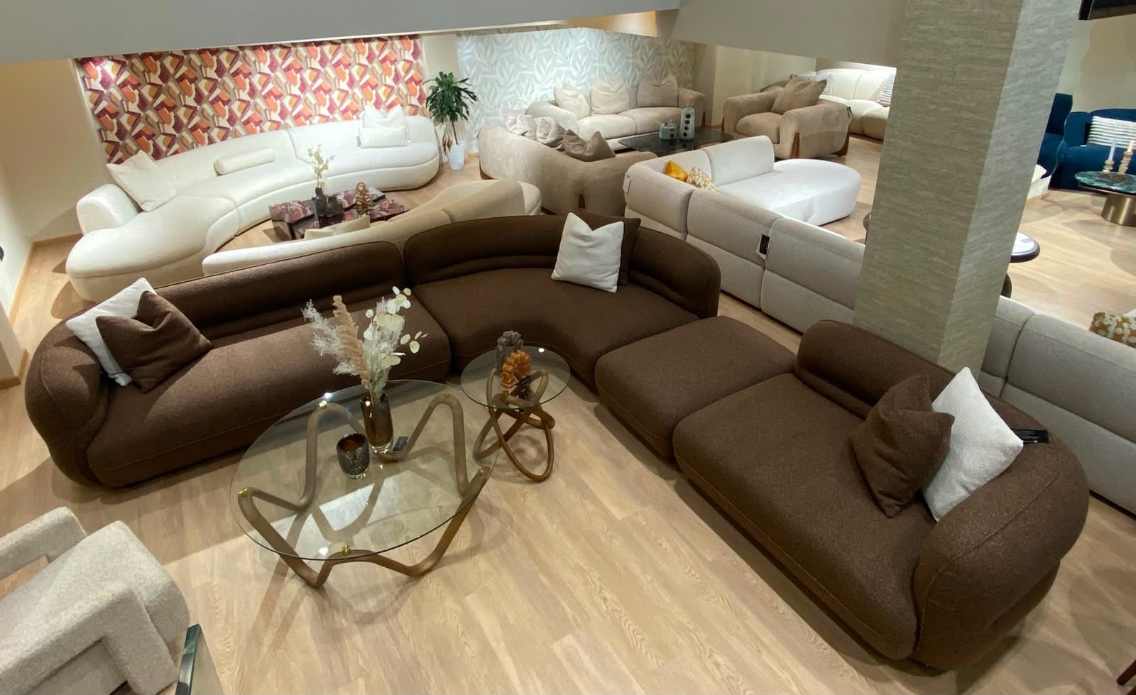 Canapé d'angle contemporain avec design arrondi, assise profonde et grand confort, idéal pour un salon moderne.